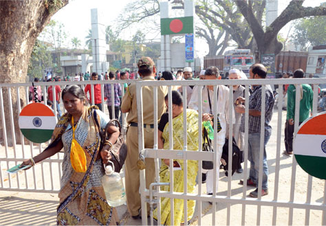 Fiery Islamic Violence is on in Bangladesh. Huge Numbers of Bangladeshi Hindus are coming to Bharat crossing borders. Pic. Kumar Basu at Petrapole Border. Courtsy: Bartaman Patrika. 