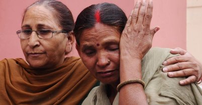 Dalbir Kaur (L), sister of Sarabjit Singh, and Singh’s wife Sukhpreet Kaur (R) cry during a press conference in Amritsar on April 27, 2013. — Photo by AFP