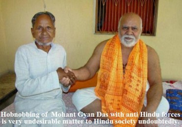 President of Akhil Bhartiya Akhara Parishad Mahant Gyan Das and Mohammad Hashim Ansari during a meeting at Hanuman Garhi Temple in Ayodhya. File photo