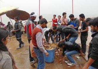 In Varanasi, India, Hindus clean trash from the holy River Ganges to honor Mother Earth, Feb. 23, 2015 (Photo courtesy Bhumi Project)/ ENS.