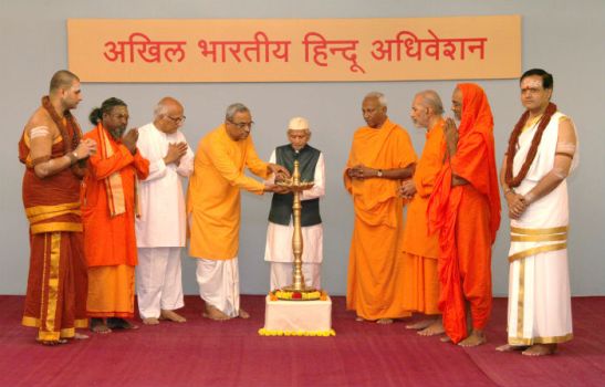 From left : Mahant Shri Nitya Shantimayanandaji, Shivyogi Perumal Swamiji, Param Pujya Shantaram Bhandarkar, Pujya (Dr) Charudutta Pingle, Param Pujya Shrikrushna Karveguruji (lighting the lamp), Param Pujya Swami Pranavatmanand Saraswatiji, Pujya Omkarananda Maharaj, Pujya Divya Jeevandas Maharaj, Mahant Shri Nitya Mokshapriyanandaji
