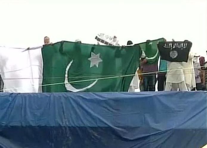Flags of Pakistan, Islamic State (ISIS) and LeT were waived in Srinagar, Jammu & Kashmir, on the eve of Eid-ul-Fitr.Twitter/ANI