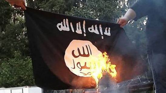 VHP activists burning ISIS flag in Rajouri. (Photo: Facebook.com/KashmirNews)