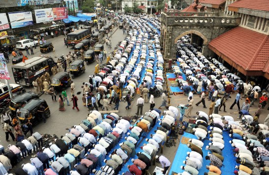 Namaz Menace in Mumbai stranded the public life in hell frequently......