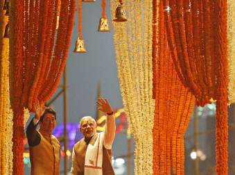 Japan's Prime Minister Shinzo Abe (L) and his Indian counterpart Narendra Modi wave to the crowd after watching a ritual known as "Aarti" during evening prayers on the banks of the river Ganges at Varanasi, India, December 12, 2015. REUTERS/Danish Siddiqui