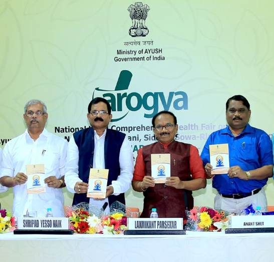 The Minister of State for AYUSH (Independent Charge) and Health & Family Welfare, Shri Shripad Yesso Naik releasing the Yoga protocol booklet for the International Yoga Day  2016, at the inauguration of the National Fair on AYUSH, at Bambolim, in Goa on March 26, 2016.  The Chief Minister of Goa, Shri Laxmikant Parsekar is also seen.