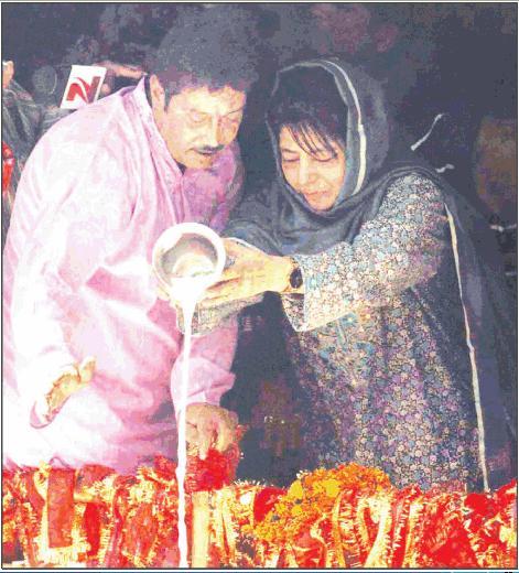 J&K CM Mufti offers Milk and prays to Mata Kheer Bhawani.