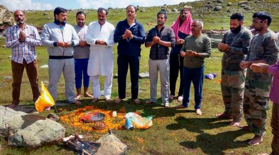 Ganderbal : A group of Kashmiri Pandits performs prayers at the mountainous North East Harmukh Range, 14500 ft above sea level at the conclusion of Annual Harmukh Ganga (Gangbal) Yatra 2016 organised by Harmukh Ganga Gangbal Trust along with All Parties Migrants Coordination Committee (APMCC) in Ganderbal district of Jammu and Kashmir on Monday. PTI Photo (PTI9_12_2016_000089B)