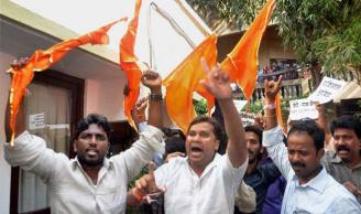 shiv-sena-activists-attack-pakistani-music-band-2