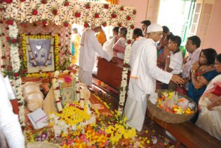Devotees assembled on Kalpataru Diwas (GarbhaMandir Photographs)@Cossipore Uddan Bati on 01-01-2012.